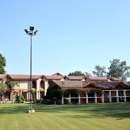 גורגאון Ashok Country Resort מראה חיצוני תמונה